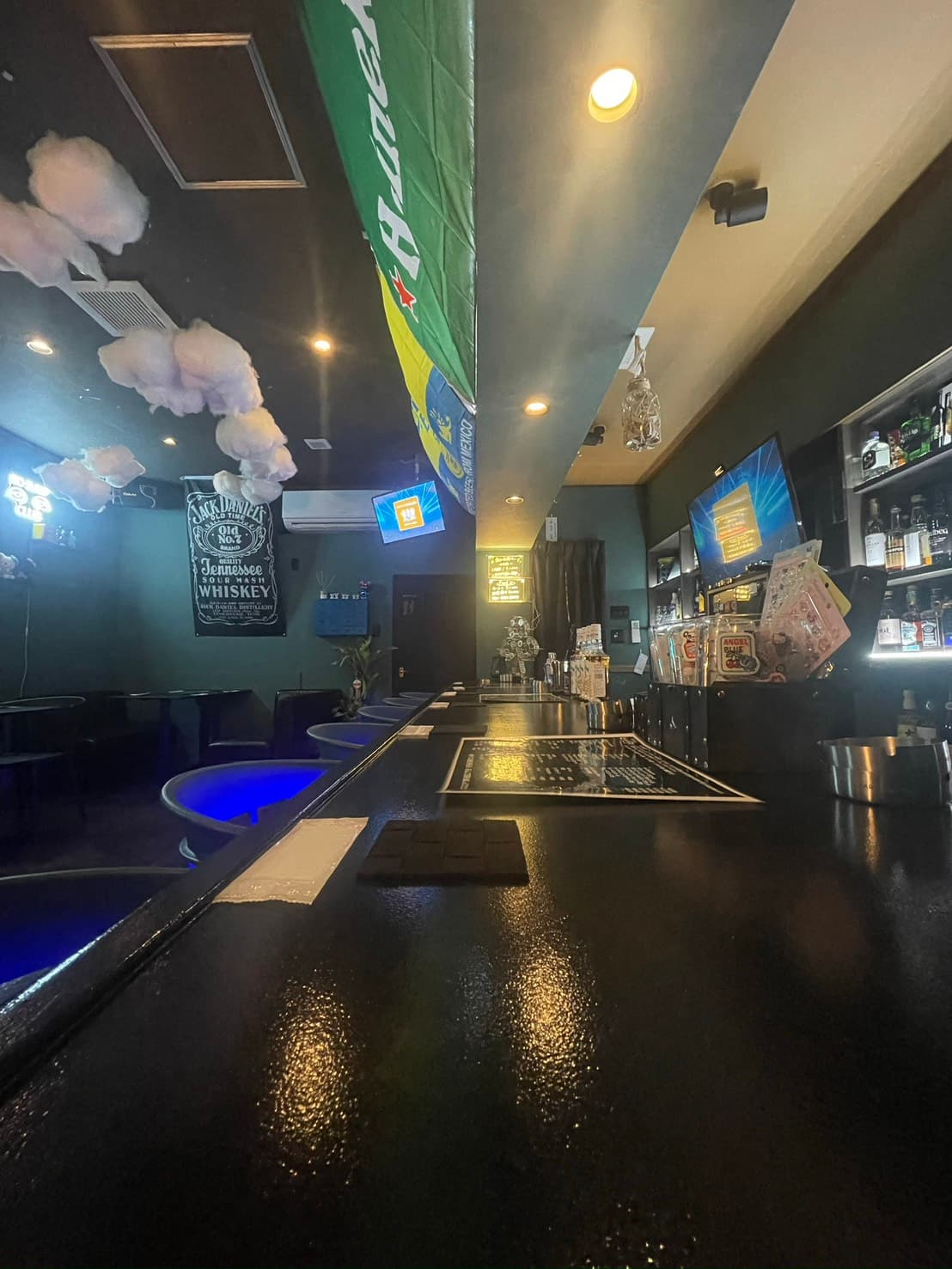 BAR Laugh Tale 店内・カウンター